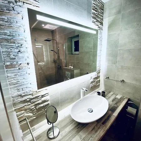 Trendy House 193 *